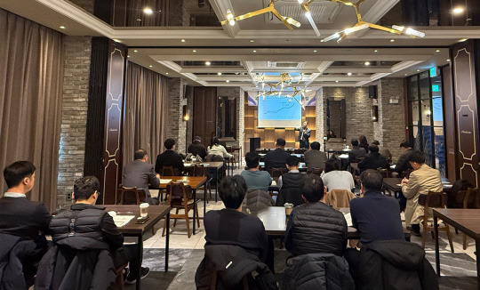 김대종 세종대 교수가 아산시 디스플레이 포럼에서 강연하고 있다.  [세종대 제공]